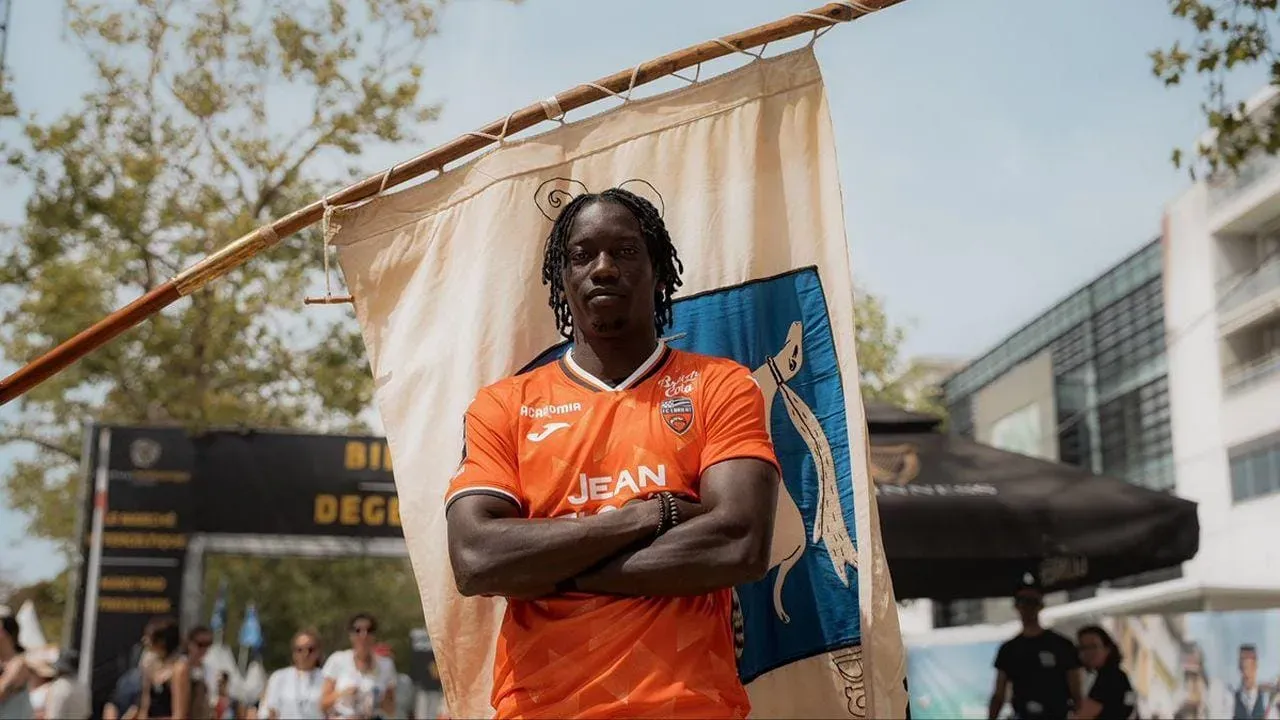 Faye oficializado no Lorient